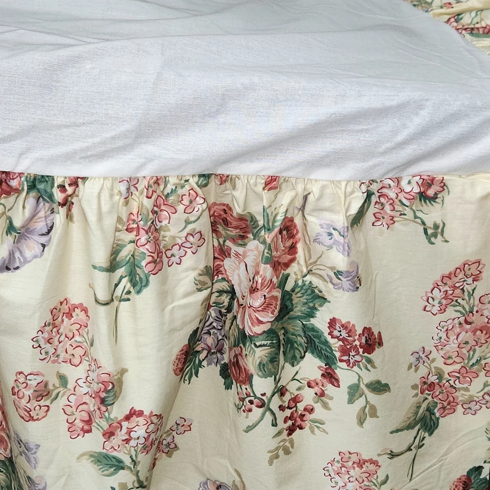 Laura Ashley Melrose Twin Reversible Comforter/Matching Bedskirt Made In The USA
